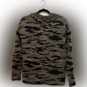 Tahari Women’s Camo Sweater / Hoodie Size XS